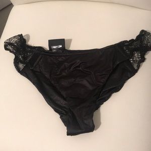 Beach Bunny Black Bottoms